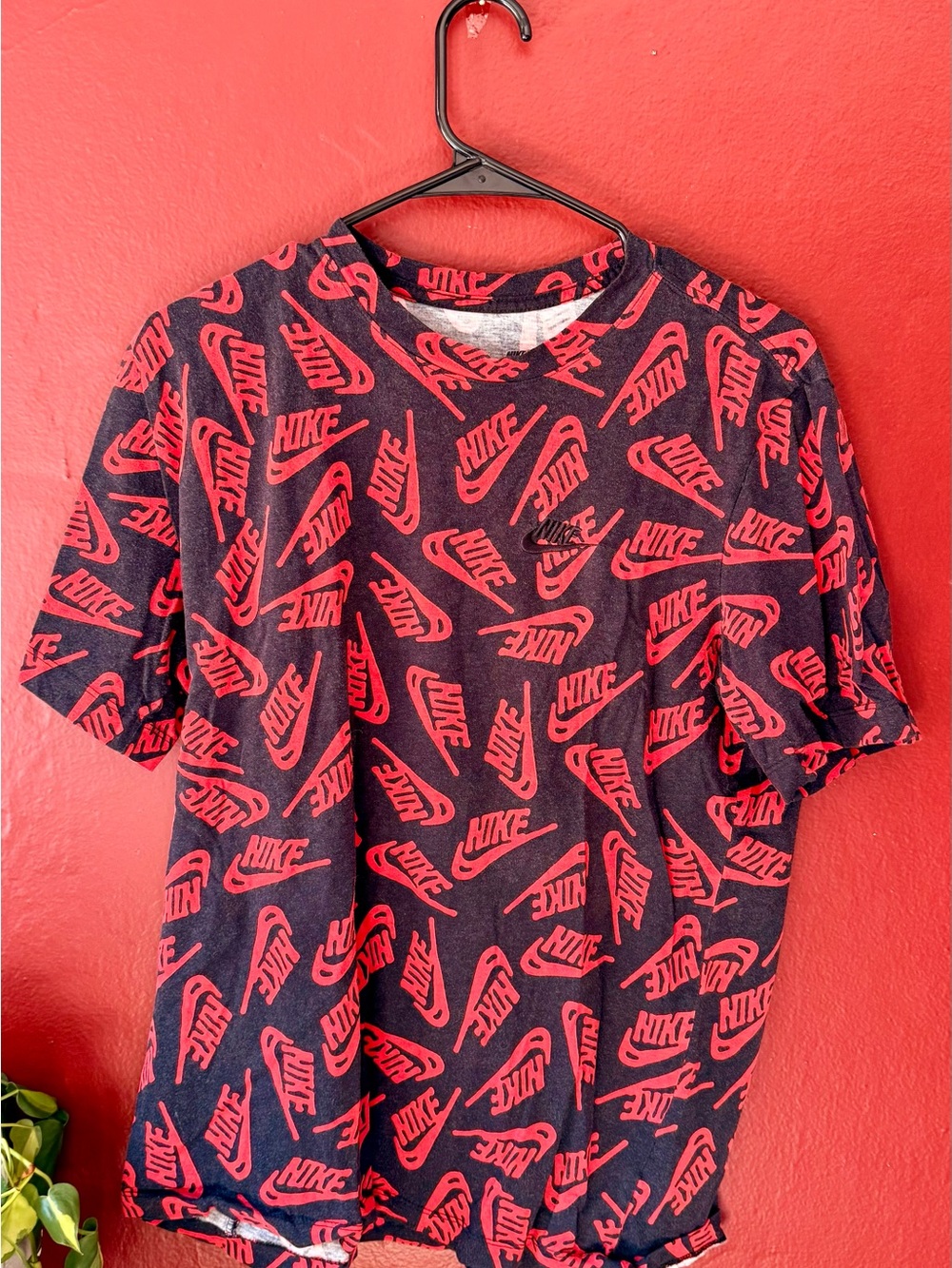 Nike All Over Print Spellout T-Shirt Black & Red Size L